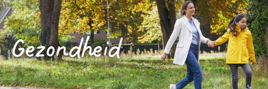 Een vrouw en kind wandelen op een pad met het woord 'gezondheid' zichtbaar op de achtergrond.